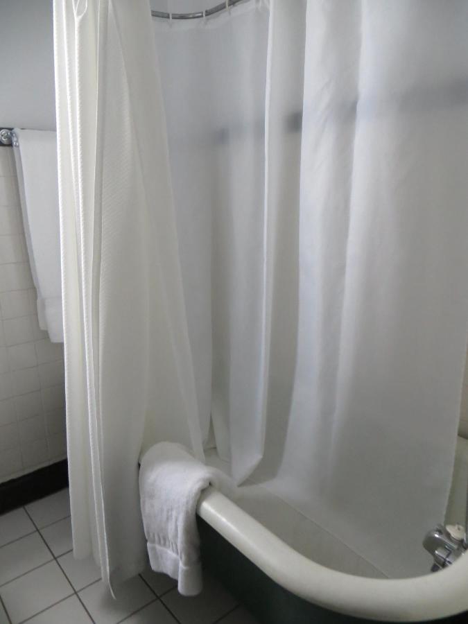 Three-Bedroom Suite at The Polo Inn Bridgeport U.S.A.