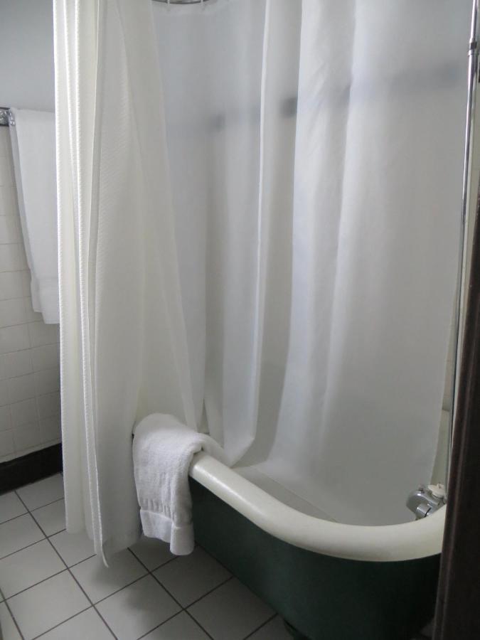 Three-Bedroom Suite at The Polo Inn Bridgeport U.S.A.