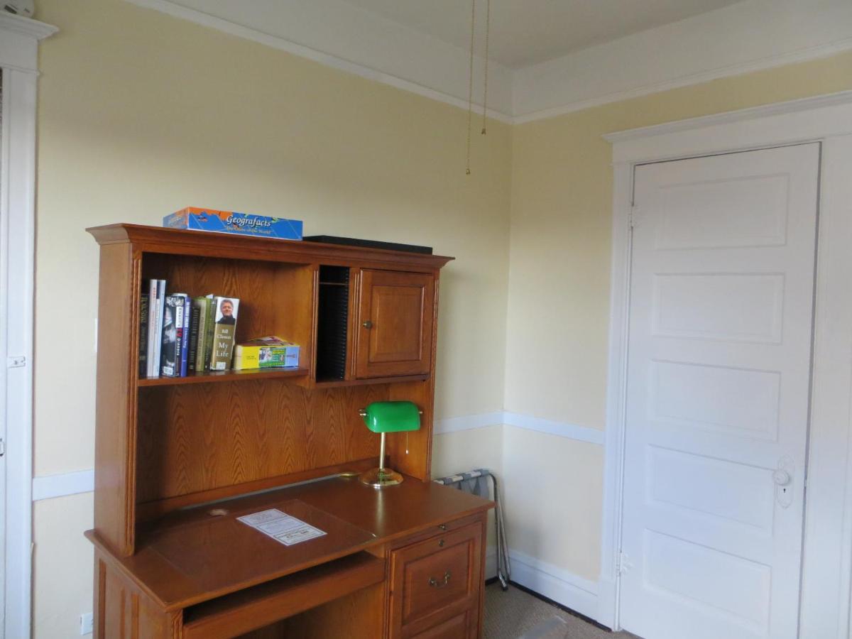 Three-Bedroom Suite at The Polo Inn Bridgeport U.S.A.