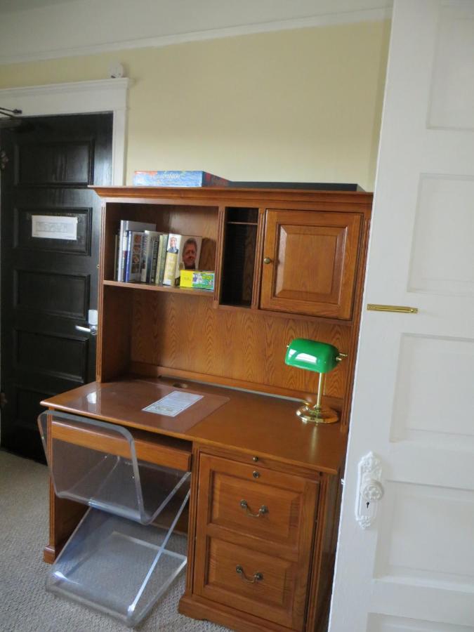 Three-Bedroom Suite at The Polo Inn Bridgeport U.S.A.