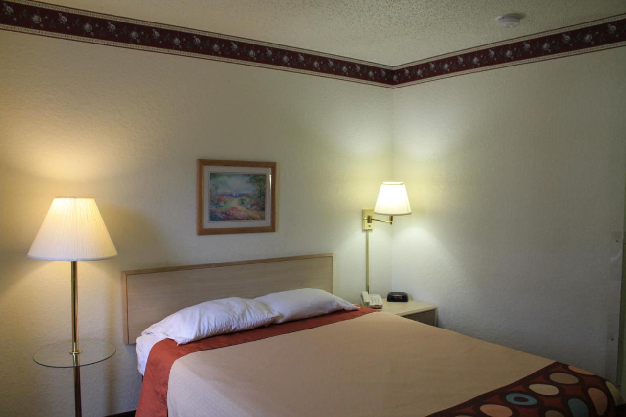 | Super 8 by Wyndham San Antonio/Fiesta