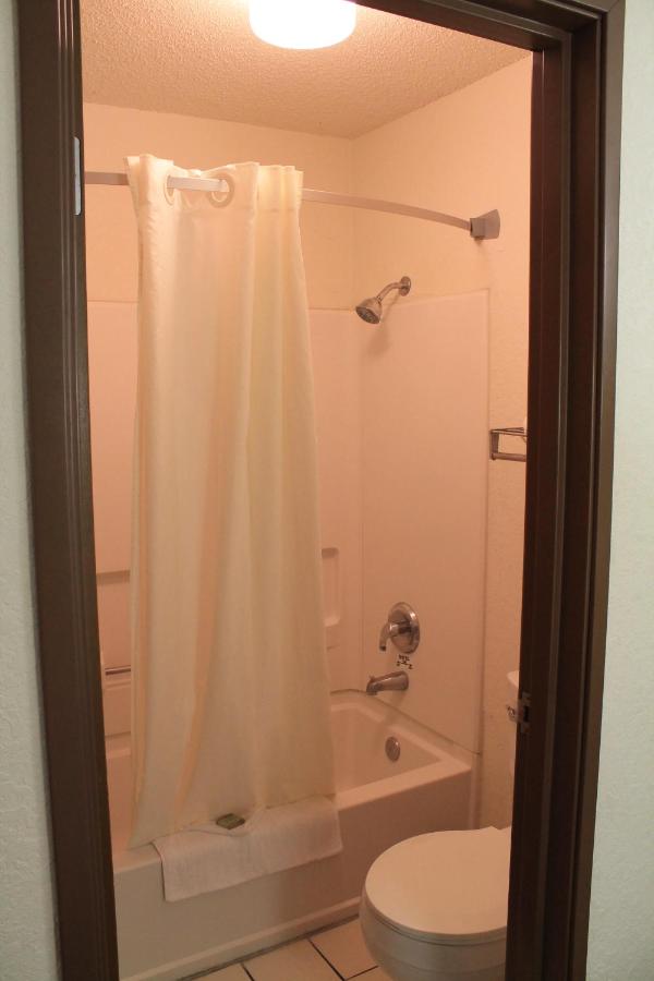 | Super 8 by Wyndham San Antonio/Fiesta