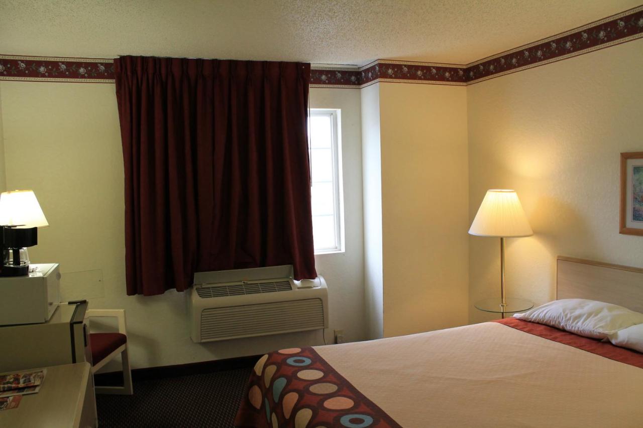 | Super 8 by Wyndham San Antonio/Fiesta