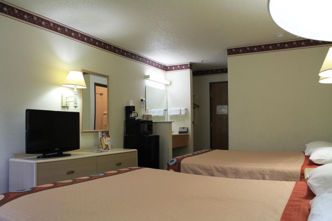 | Super 8 by Wyndham San Antonio/Fiesta