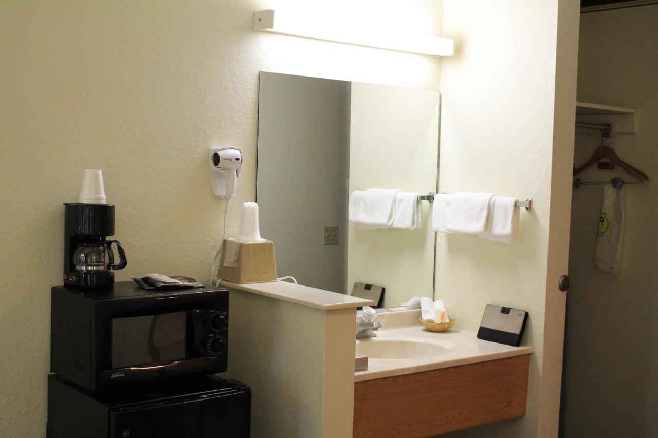 | Super 8 by Wyndham San Antonio/Fiesta