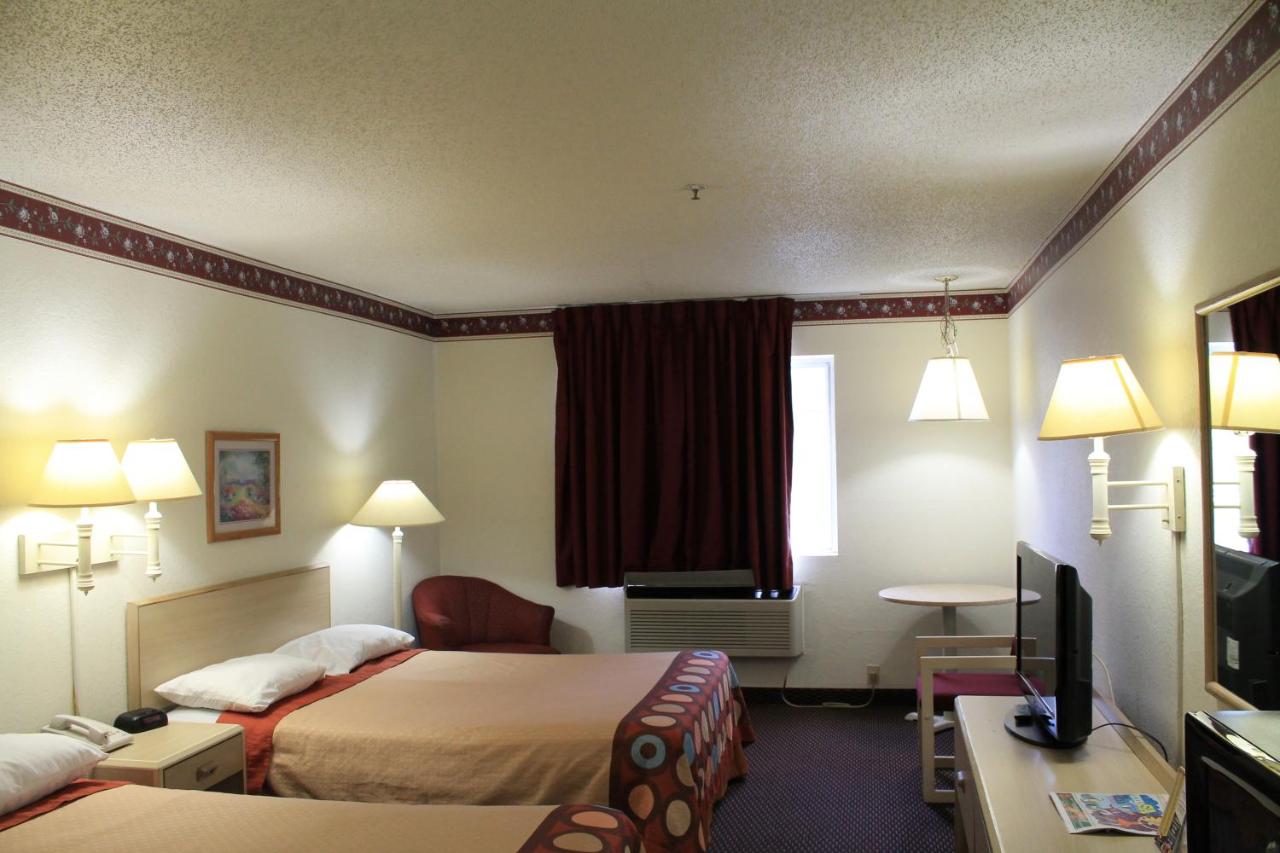 | Super 8 by Wyndham San Antonio/Fiesta
