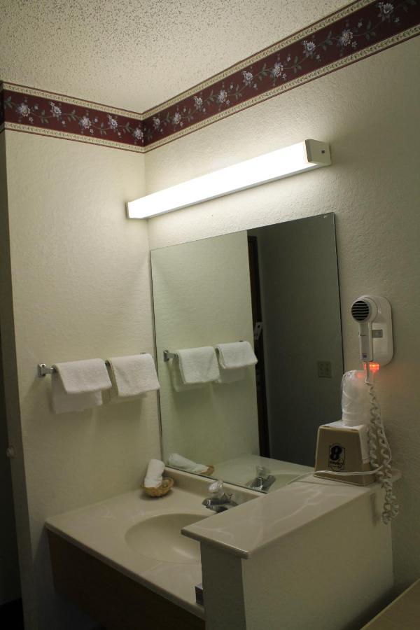 | Super 8 by Wyndham San Antonio/Fiesta
