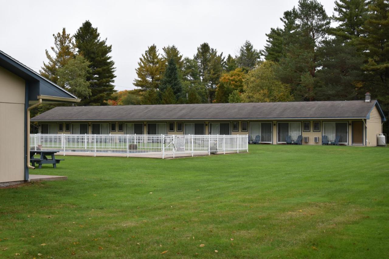 | Country Club Motel