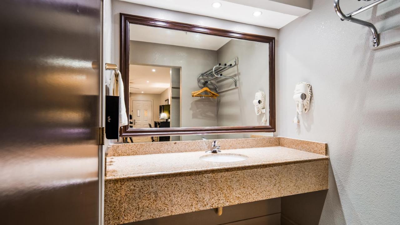 | Best Western La Hacienda Inn