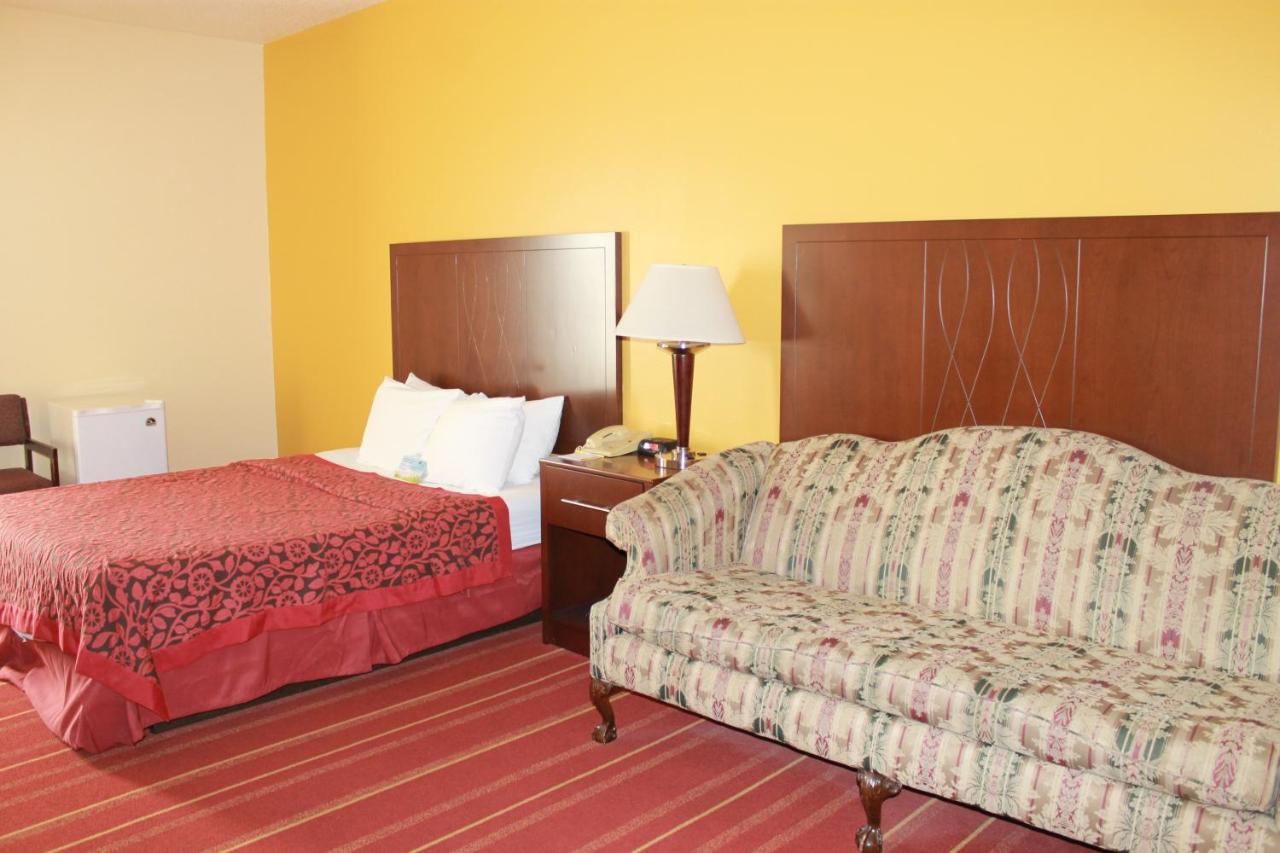 King Suite - Non-Smoking at Days Inn by Wyndham Walcott Davenport