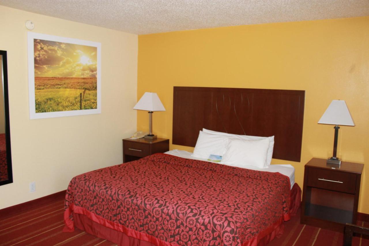 Queen Room - Smoking at Days Inn by Wyndham Walcott Davenport