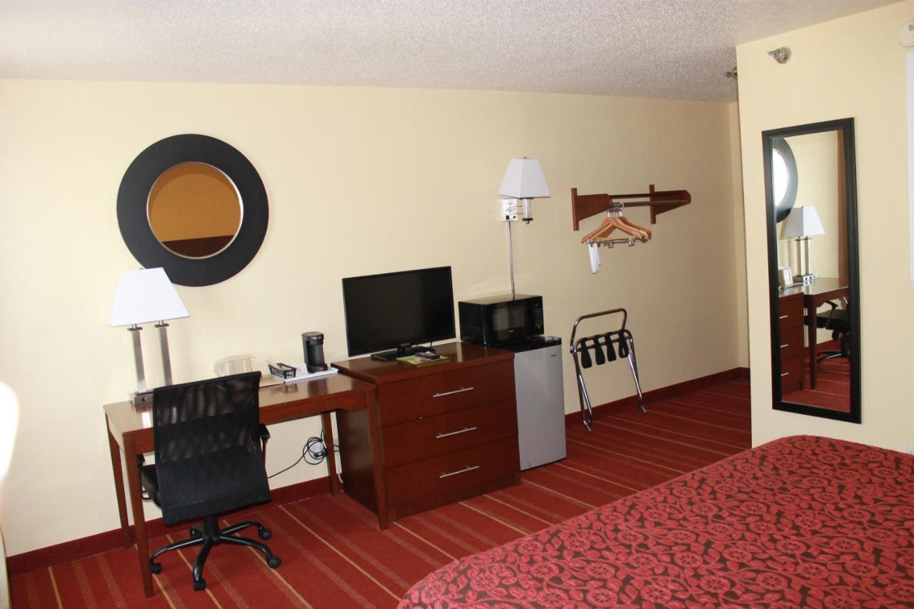Queen Room - Smoking at Days Inn by Wyndham Walcott Davenport