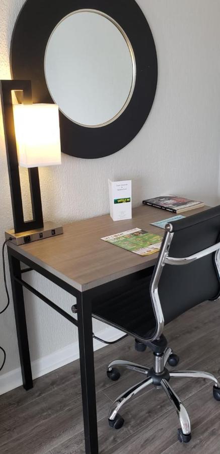  | Econo Lodge Inn & Suites