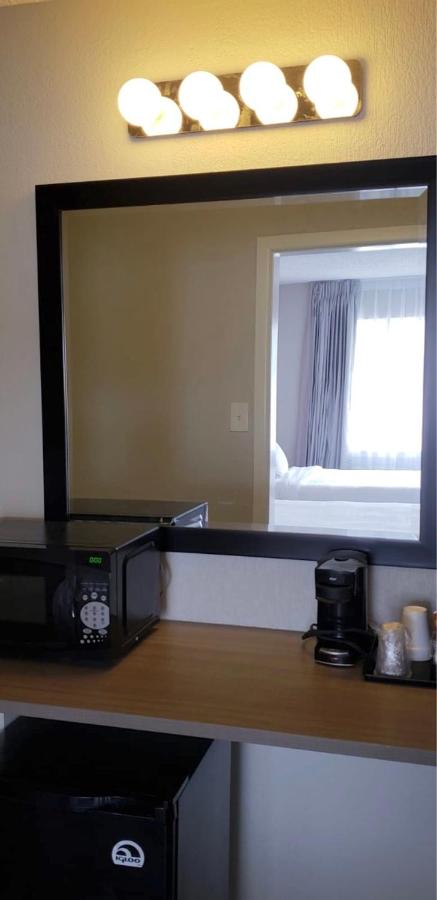  | Econo Lodge Inn & Suites