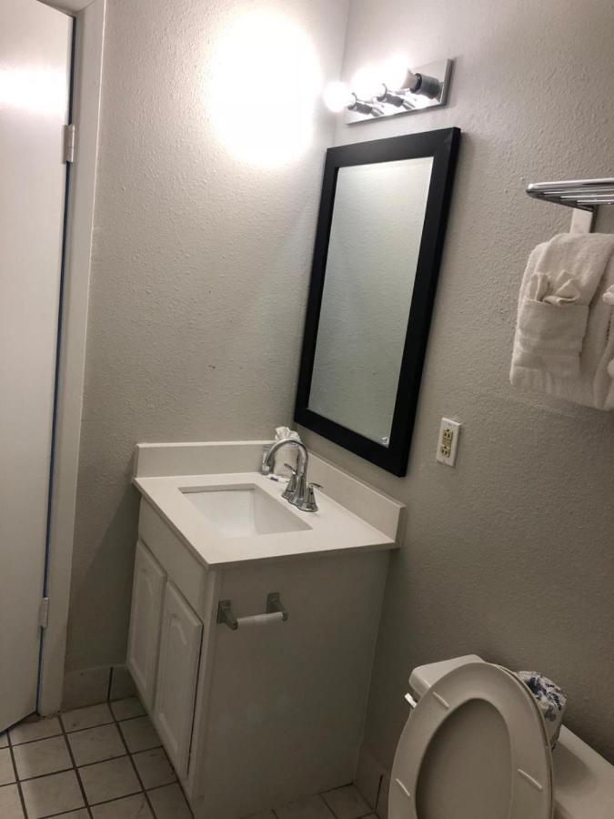  | Econo Lodge Inn & Suites