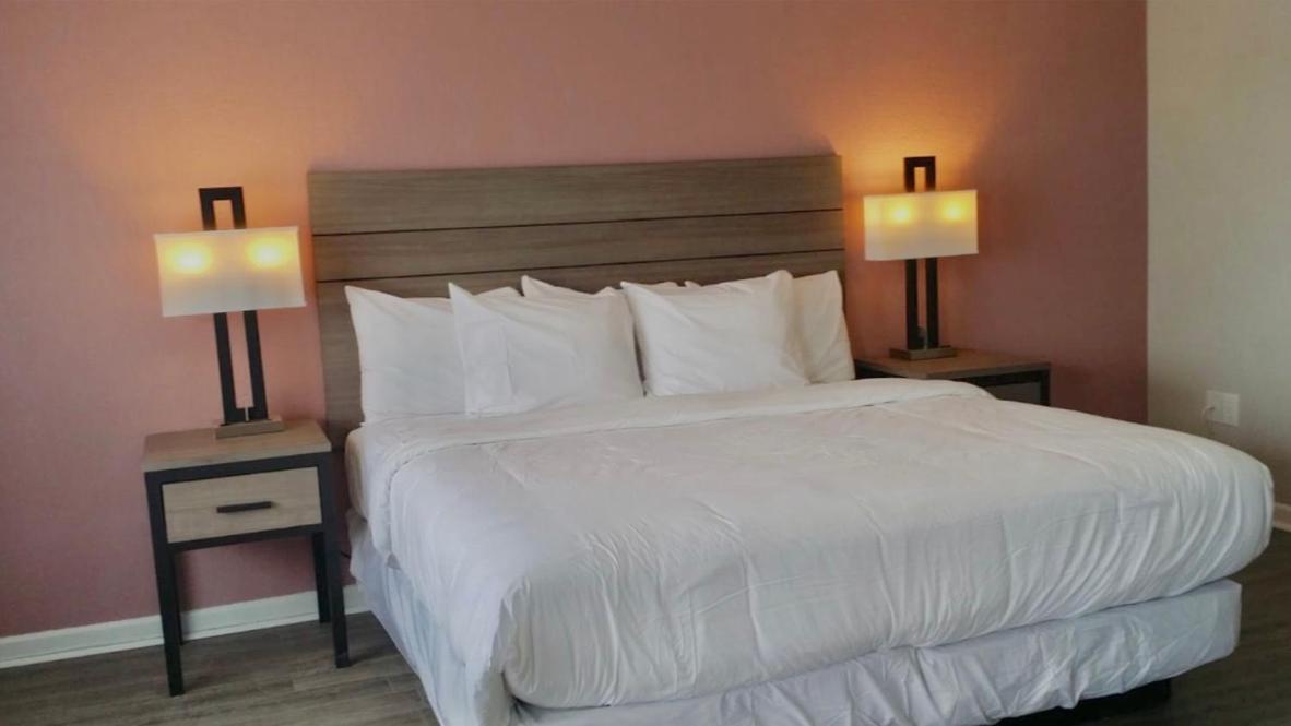  | Econo Lodge Inn & Suites