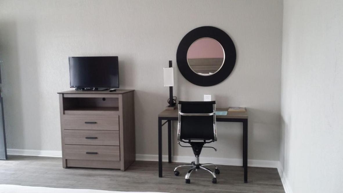  | Econo Lodge Inn & Suites