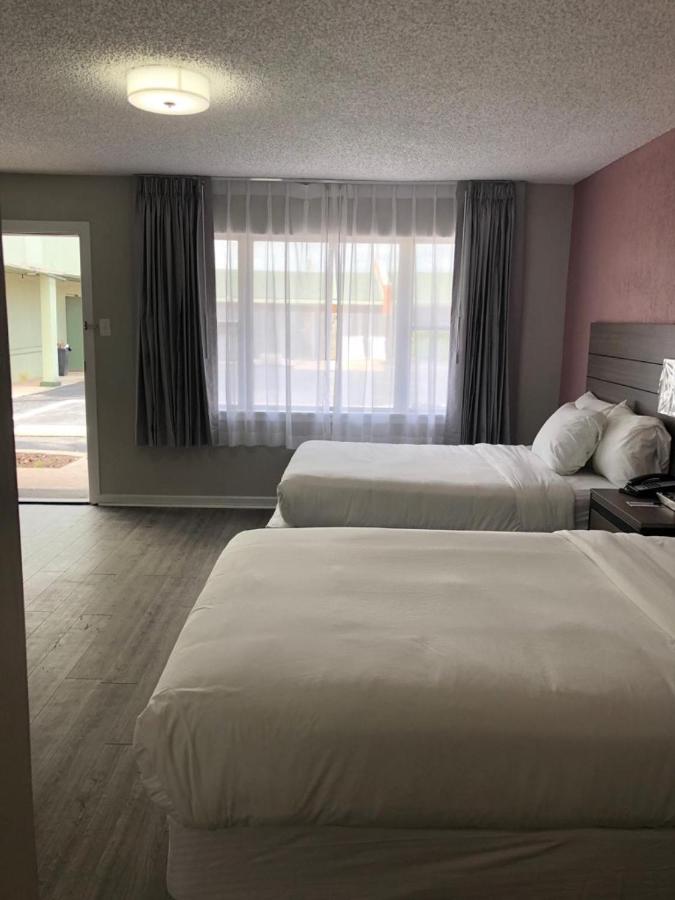  | Econo Lodge Inn & Suites