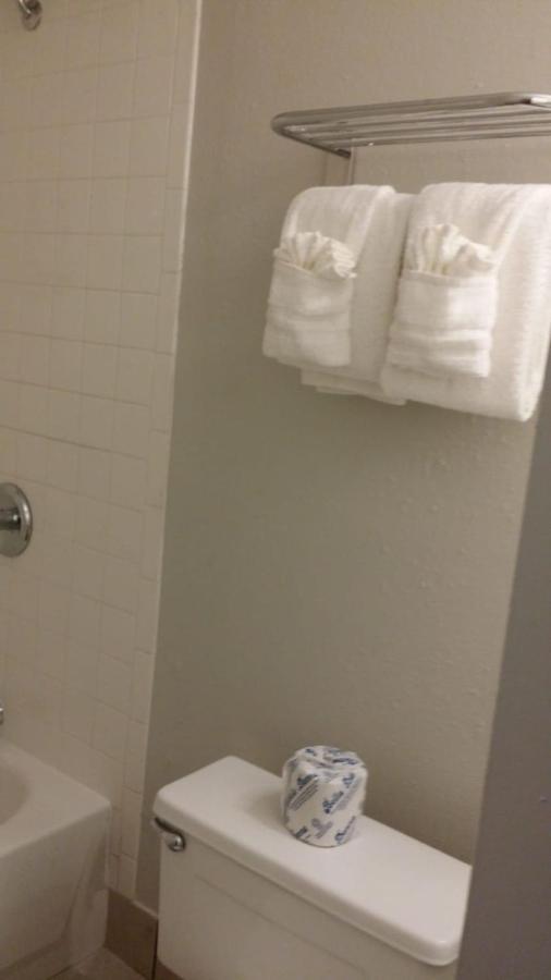  | Econo Lodge Inn & Suites