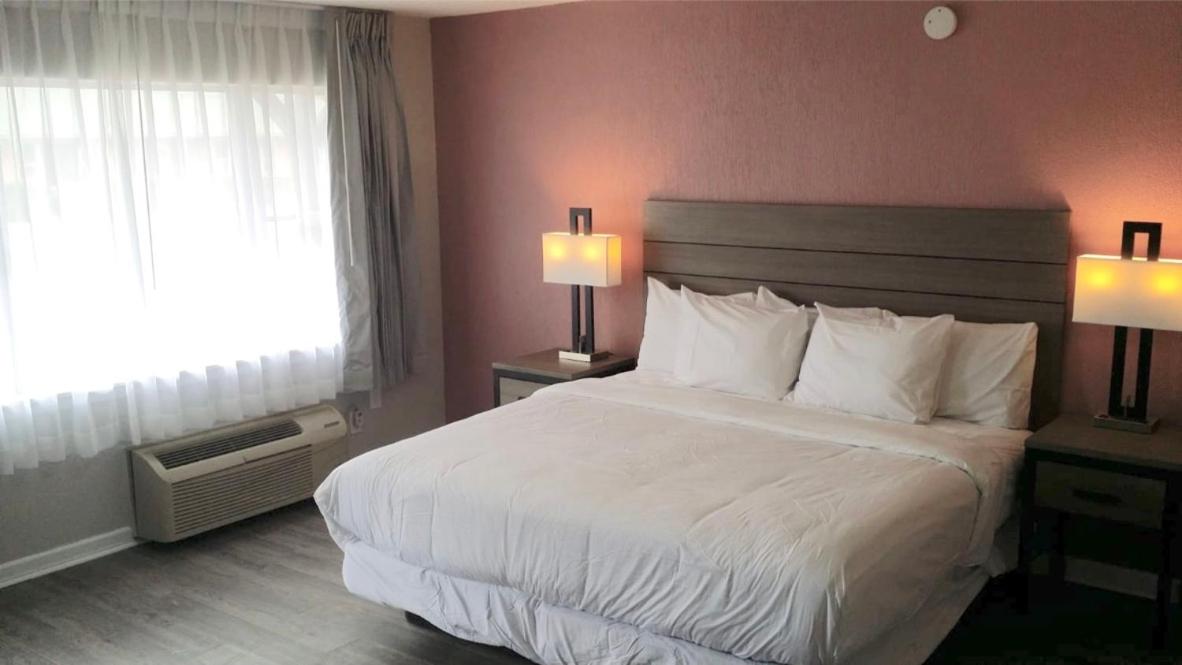  | Econo Lodge Inn & Suites