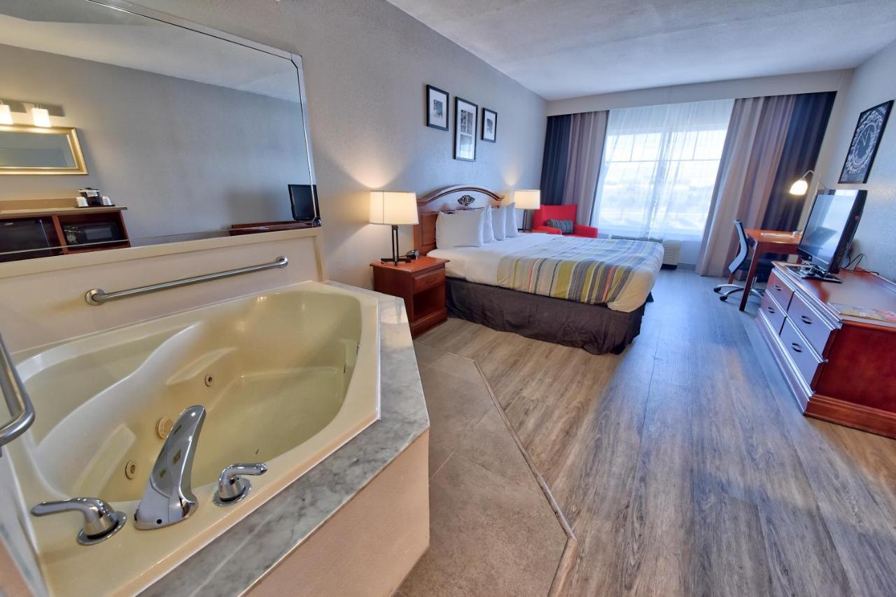 Whirlpool King Suite - Disability Access/Non Smoking at Country Inn & Suites by Radisson, Ocala Southwest