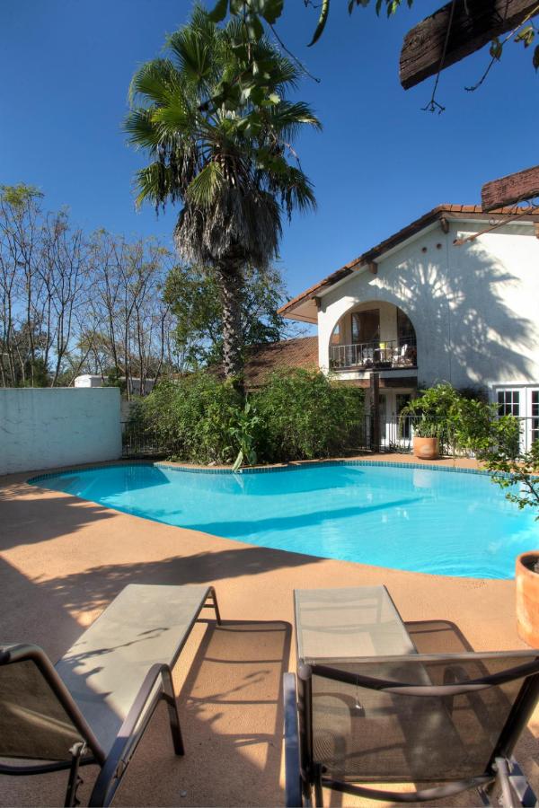 | Lakehouse Bed and Breakfast