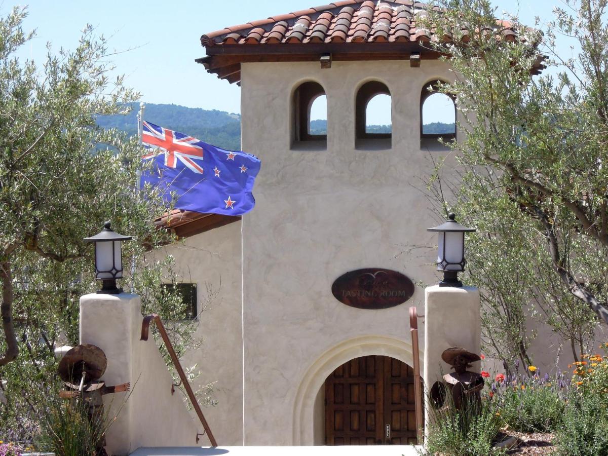 | Croad Vineyards - The Inn