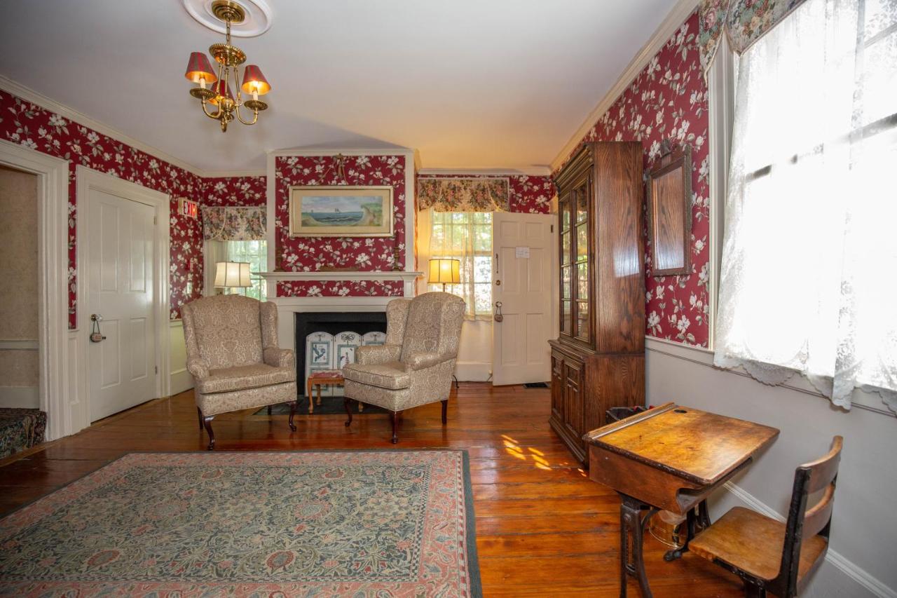 | Clark Currier Inn