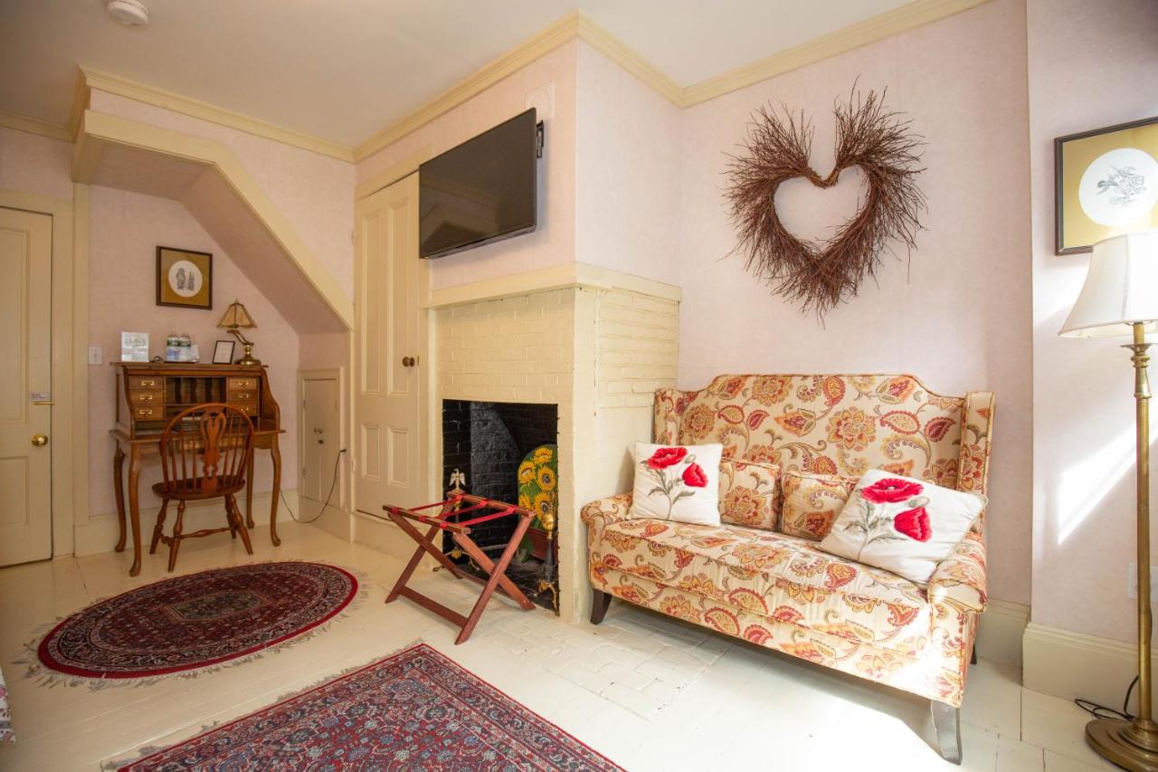 | Clark Currier Inn