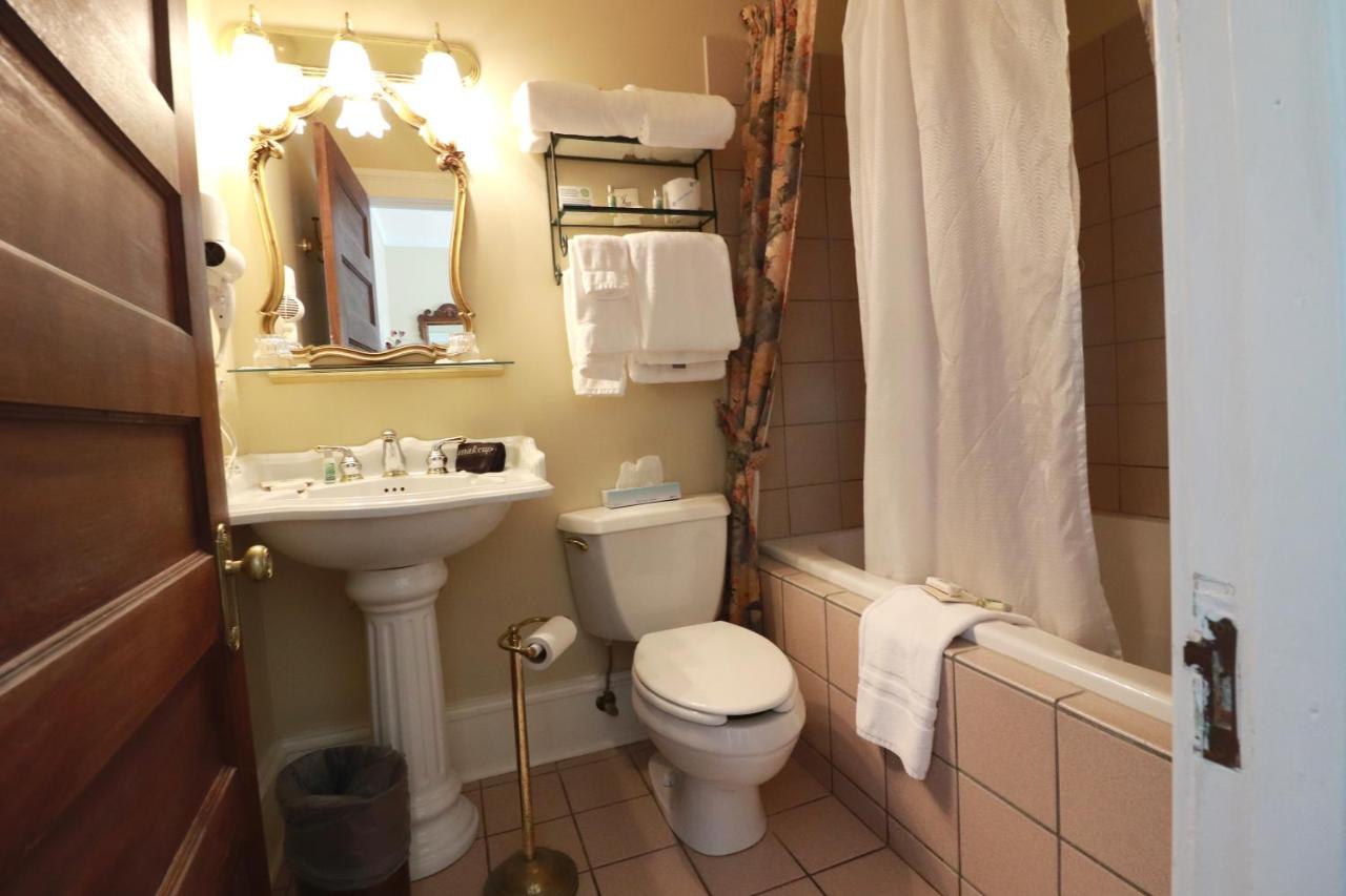 Deluxe Double Room with Balcony at Inn at 835 Boutique Hotel