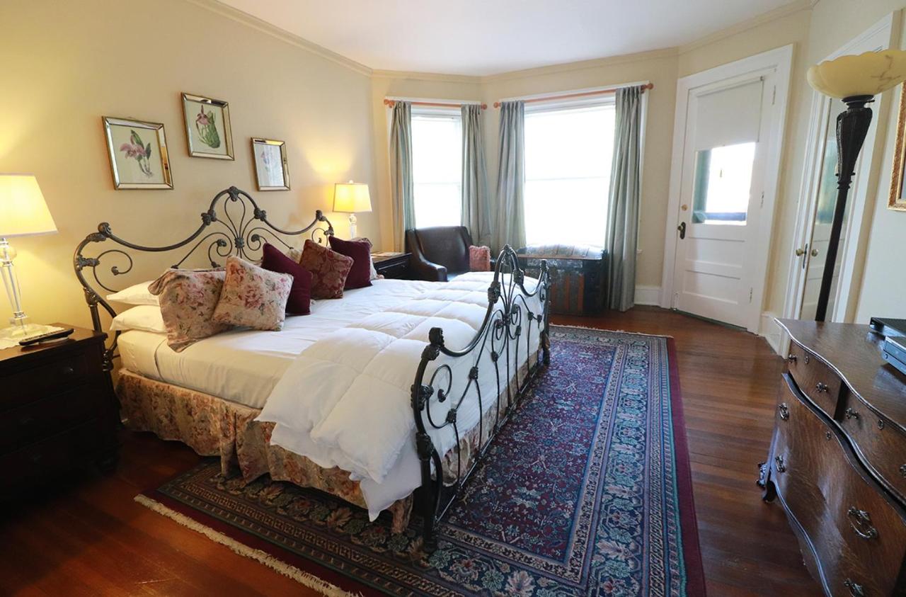 Quadruple Room with Balcony at Inn at 835 Boutique Hotel