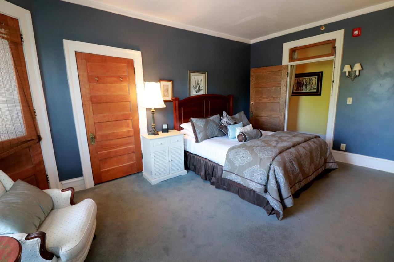 Deluxe Queen Room with Two Queen Beds at Inn at 835 Boutique Hotel