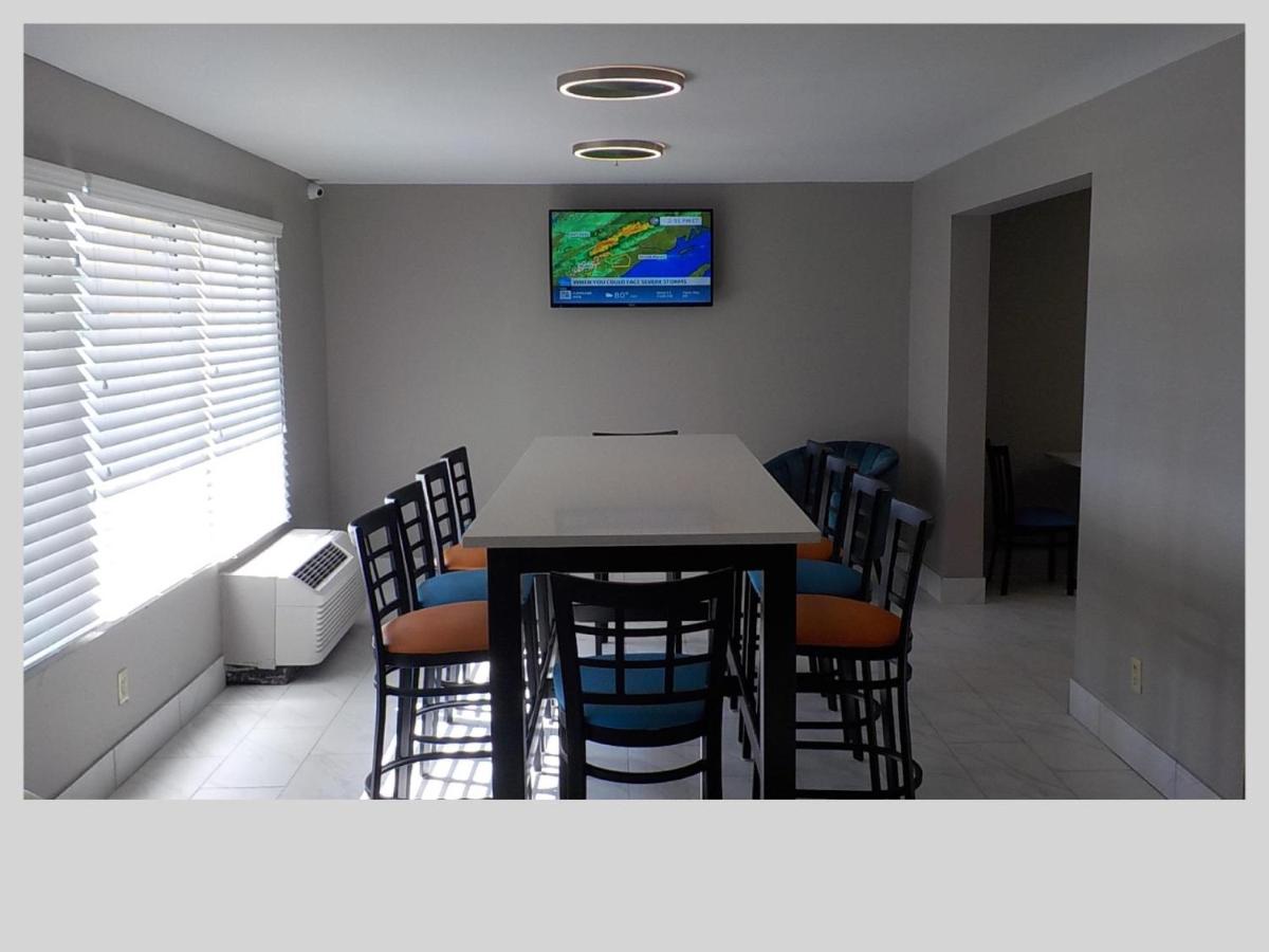 | Clarion Pointe Indianapolis Northeast