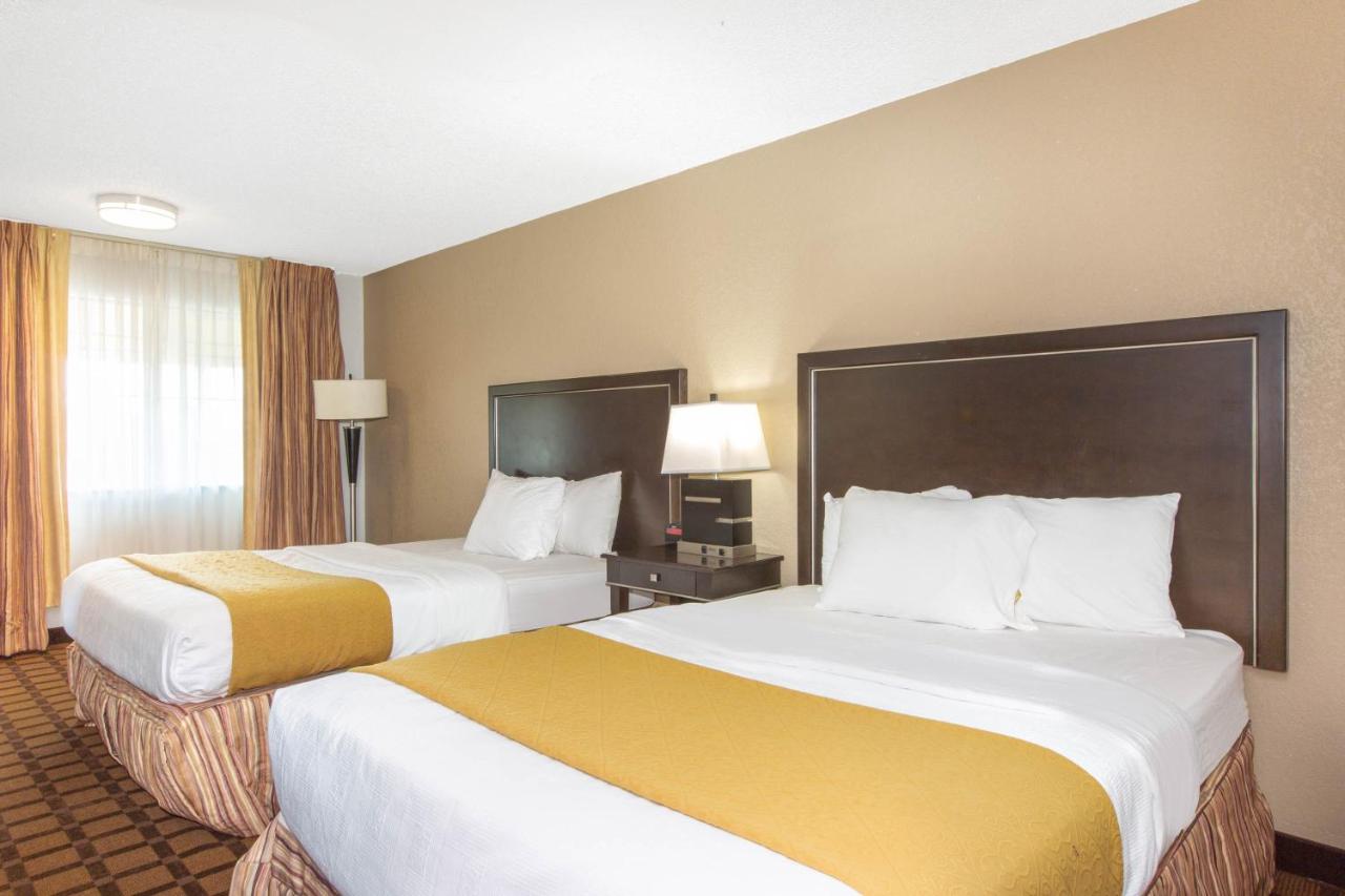 Queen Suite with Two Queen Beds - Non-Smoking at Umpqua Valley Hotel