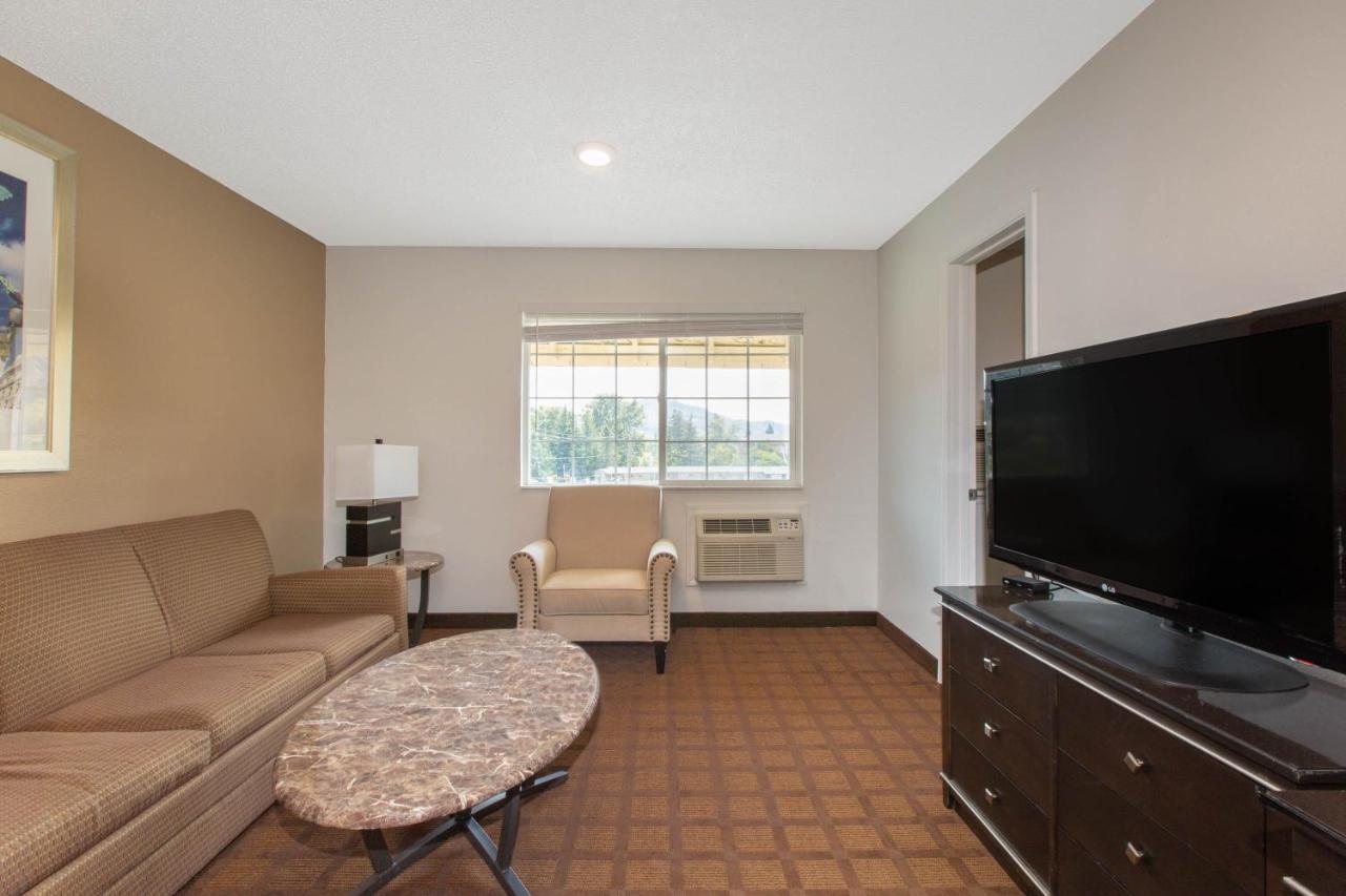 Queen Suite with Two Queen Beds - Non-Smoking at Umpqua Valley Hotel