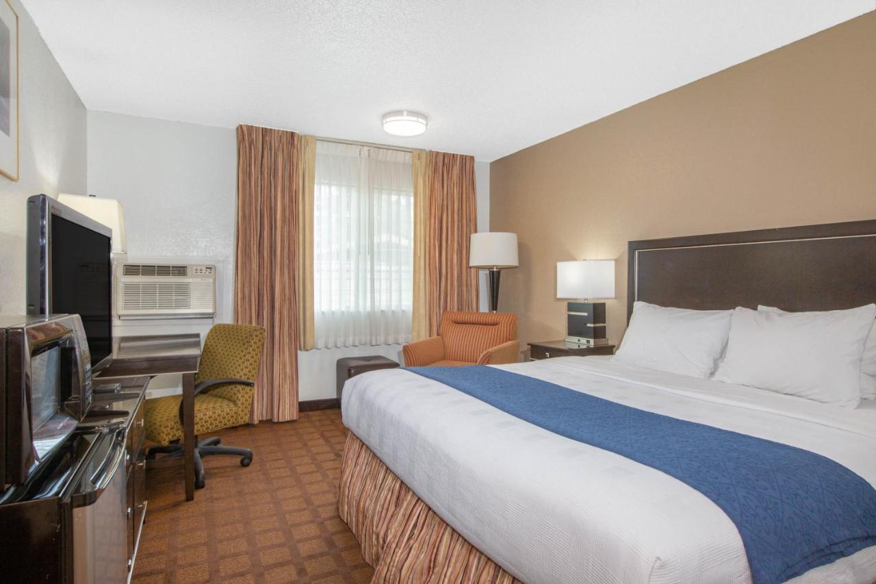 King Suite - Non-Smoking at Umpqua Valley Hotel