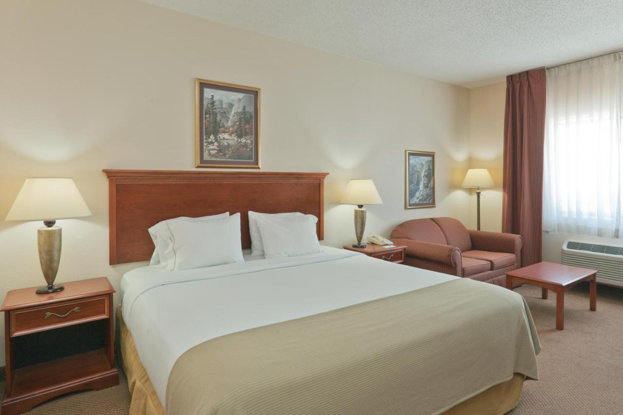 Deluxe Queen Room - Mobility Access/Non-Smoking at Baymont by Wyndham Portage Indiana Dunes