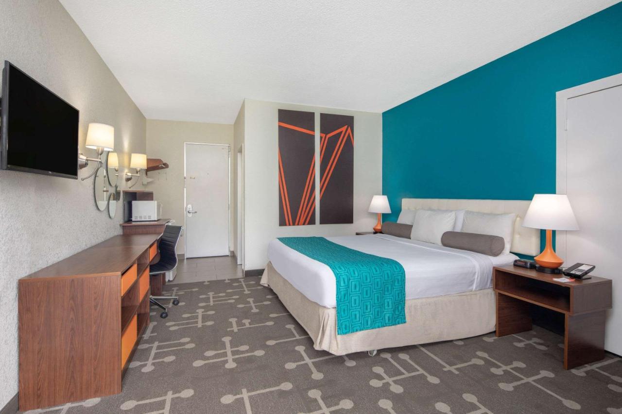 King Room - Non-Smoking at Howard Johnson by Wyndham Athens
