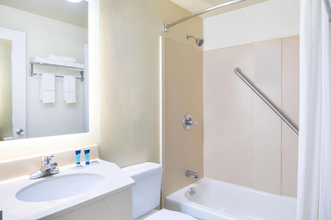 King Room - Non-Smoking at Howard Johnson by Wyndham Athens