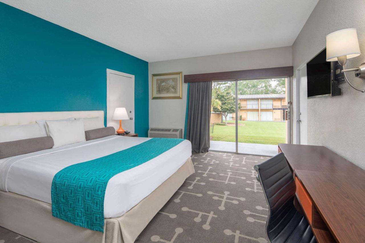 Business King Room at Howard Johnson by Wyndham Athens