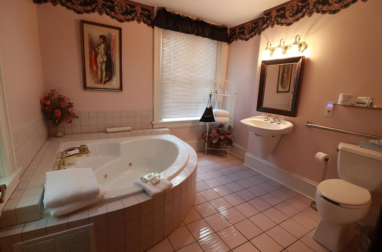 Superior Queen Room at Inn at 835 Boutique Hotel