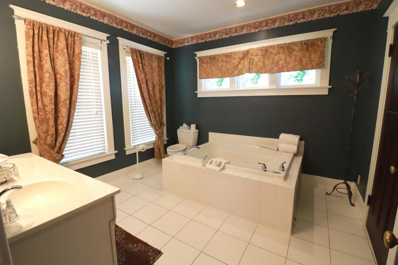 Deluxe Queen Suite at Inn at 835 Boutique Hotel