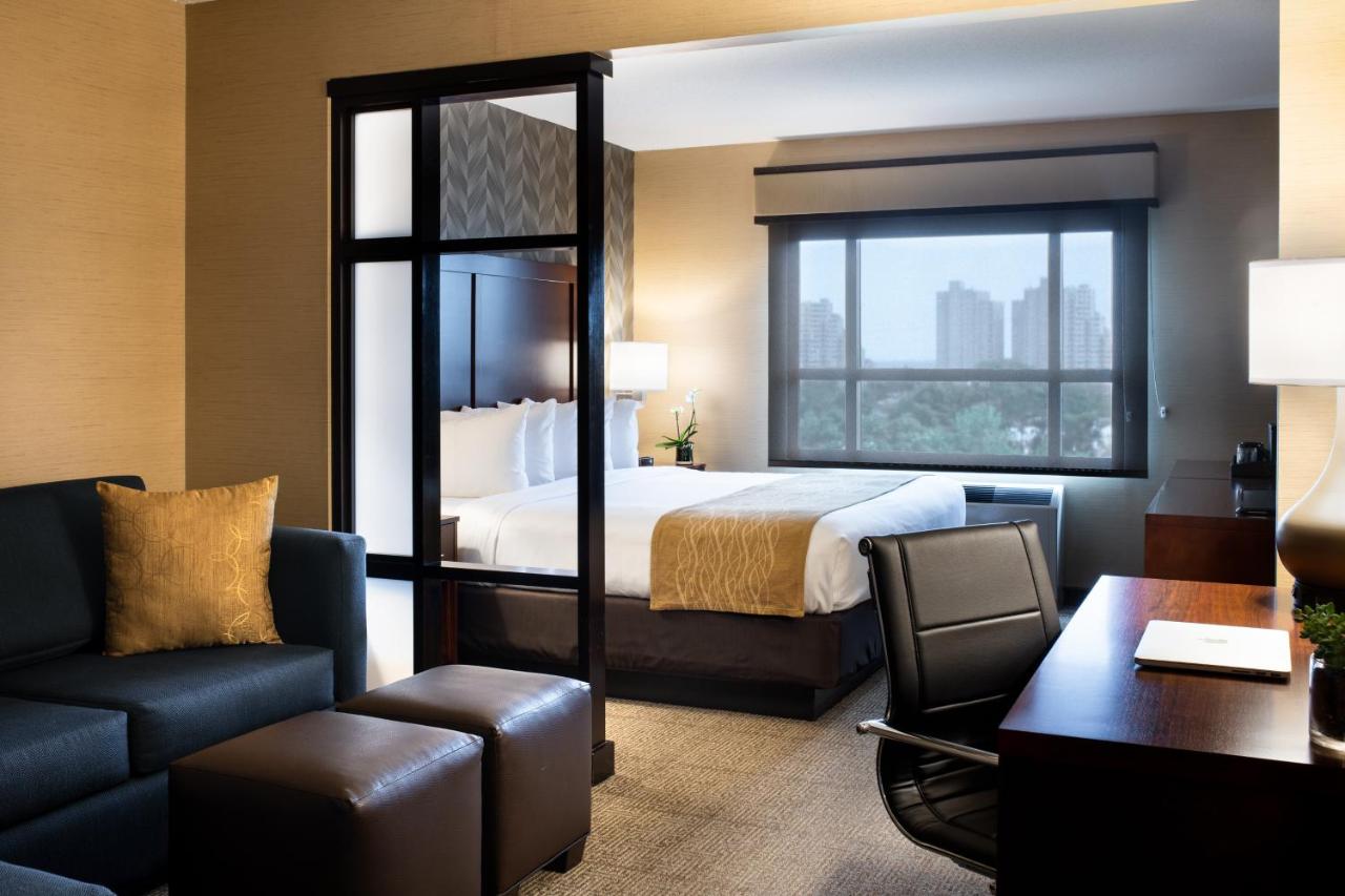 King Suite with Sofa Bed at Comfort Inn & Suites Logan International Airport