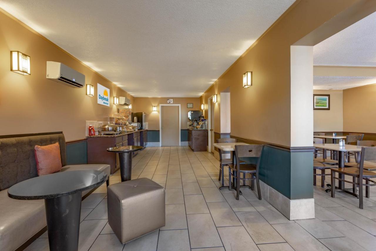 | Days Inn by Wyndham Breezewood