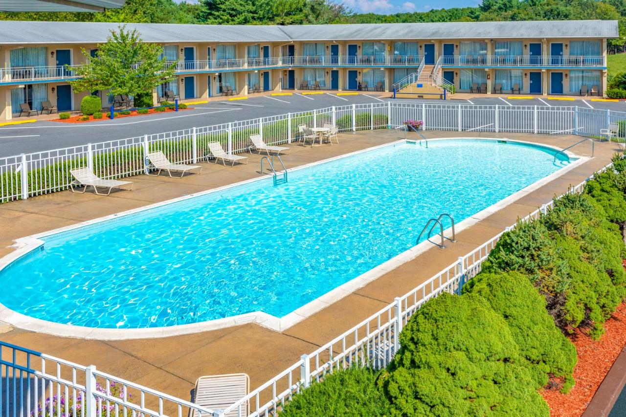 | Days Inn by Wyndham Breezewood