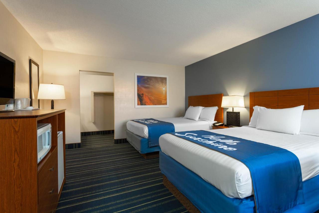 | Days Inn by Wyndham Breezewood