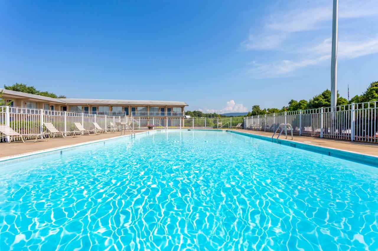 | Days Inn by Wyndham Breezewood