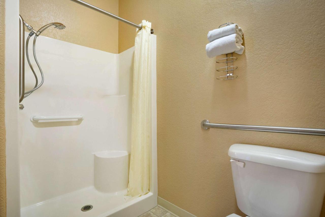 Queen Room - Mobility Access/Non-Smoking at Travelodge by Wyndham Gillette