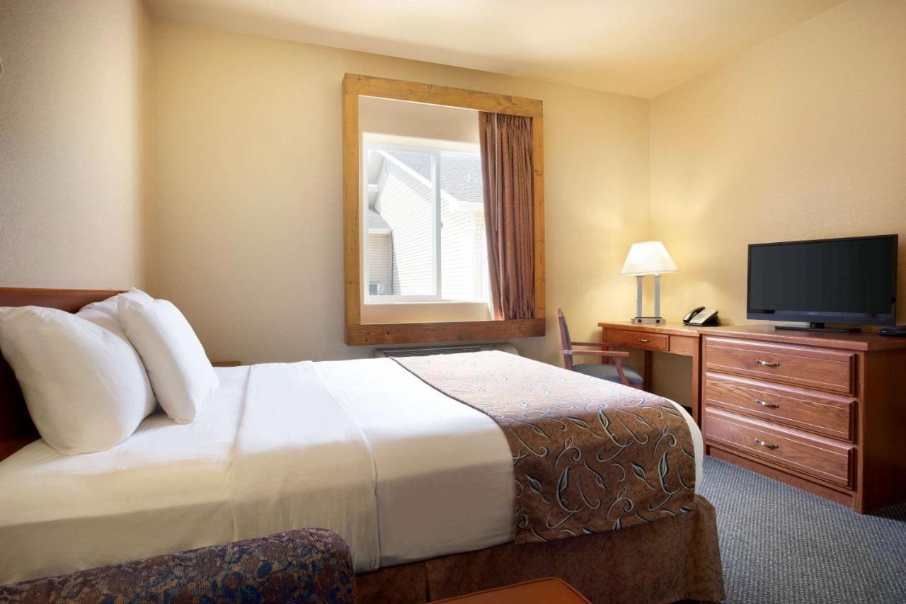 Queen Room - Mobility Access/Non-Smoking at Travelodge by Wyndham Gillette