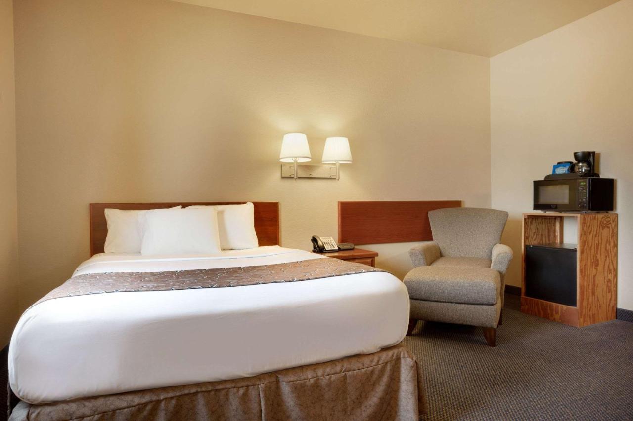 Queen Room - Mobility Access/Non-Smoking at Travelodge by Wyndham Gillette